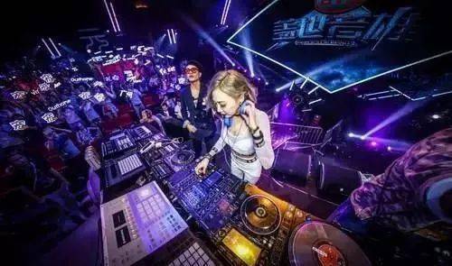 激情四溢的DJ串燒盛宴，音樂(lè)風(fēng)暴席卷全場(chǎng)